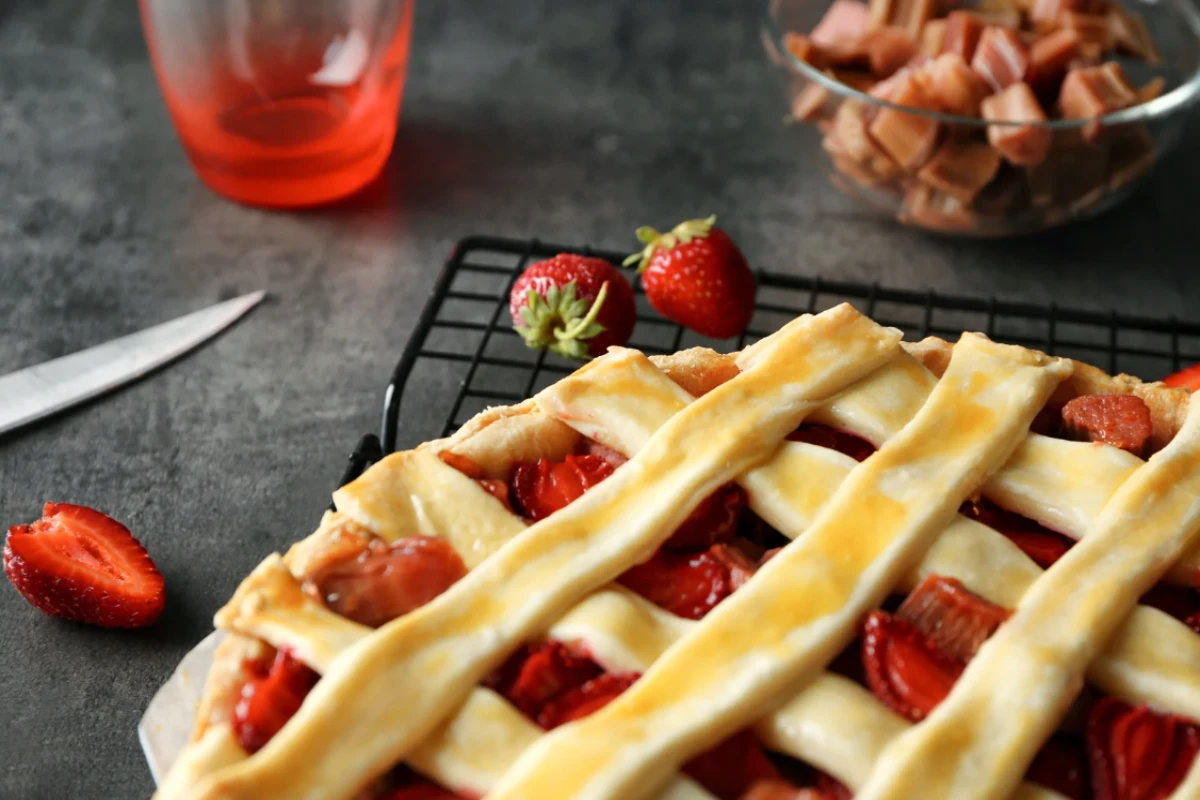 Voici Comment Réussir la Meilleure Tarte Fraise-Rhubarbe Sans Se Tromper