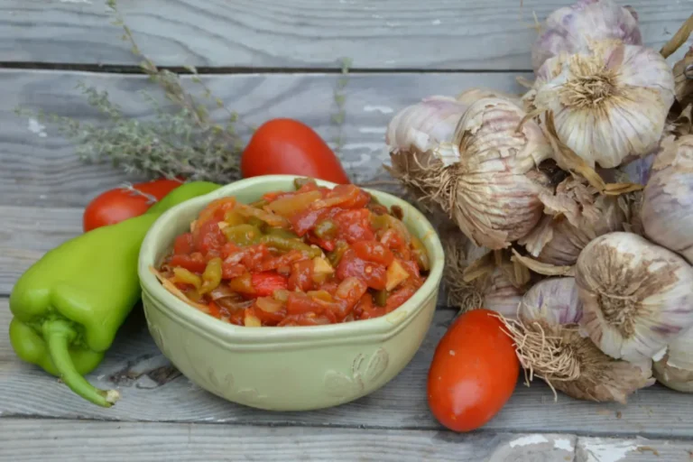 Cette recette basque va révolutionner vos repas d'été : la piperade maison